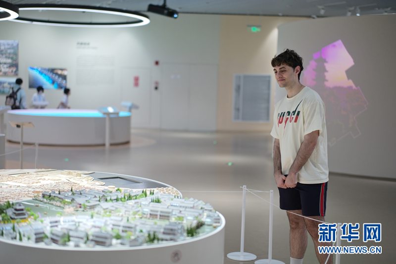 国际青年代表在上海城市规划展示馆感受城市发展脉络