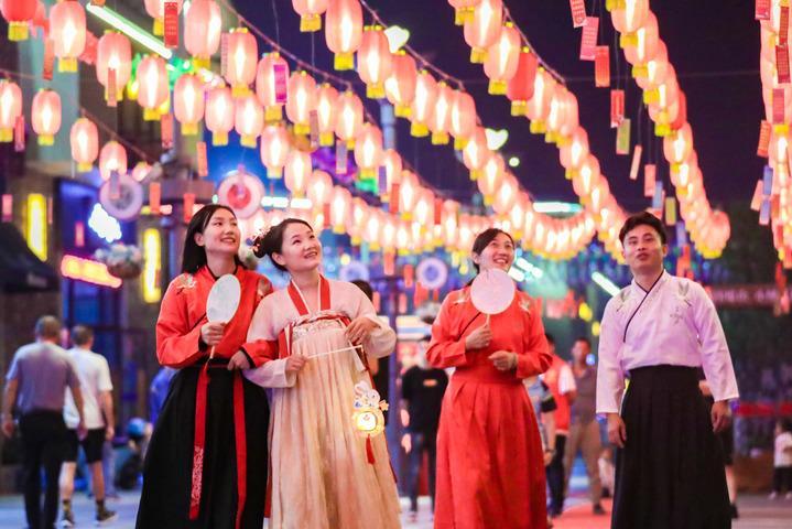 迈向更加光明的未来——各界群众欢度国庆