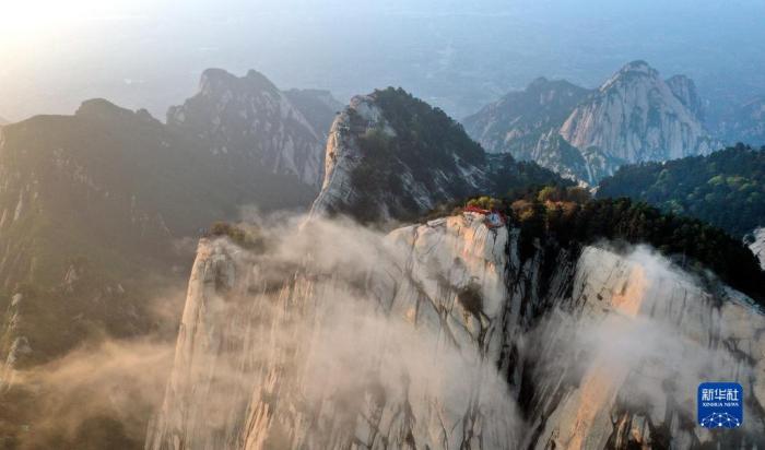 夕陽(yáng)下的華山南峰（4月28日攝，無(wú)人機(jī)照片）。