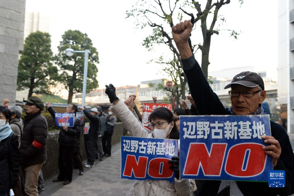 冲绳民众抗议驻日美军基地搬迁 怒闯施工现场
