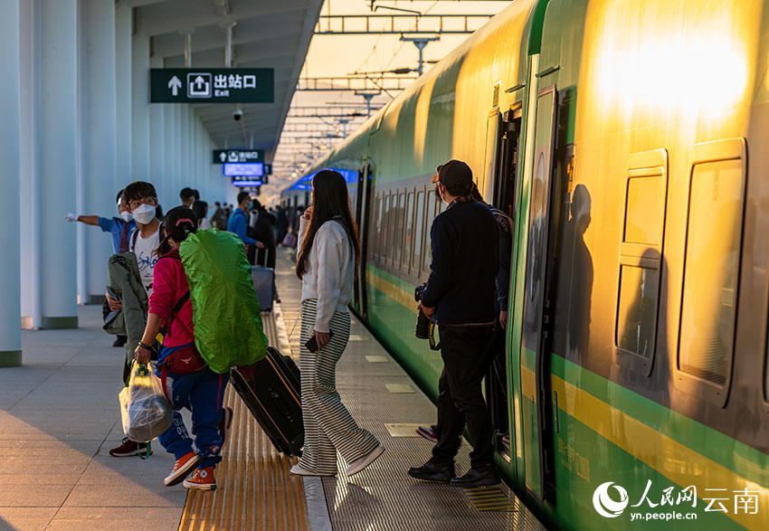 6.8万人次！中老铁路旅客发送量创历史新高