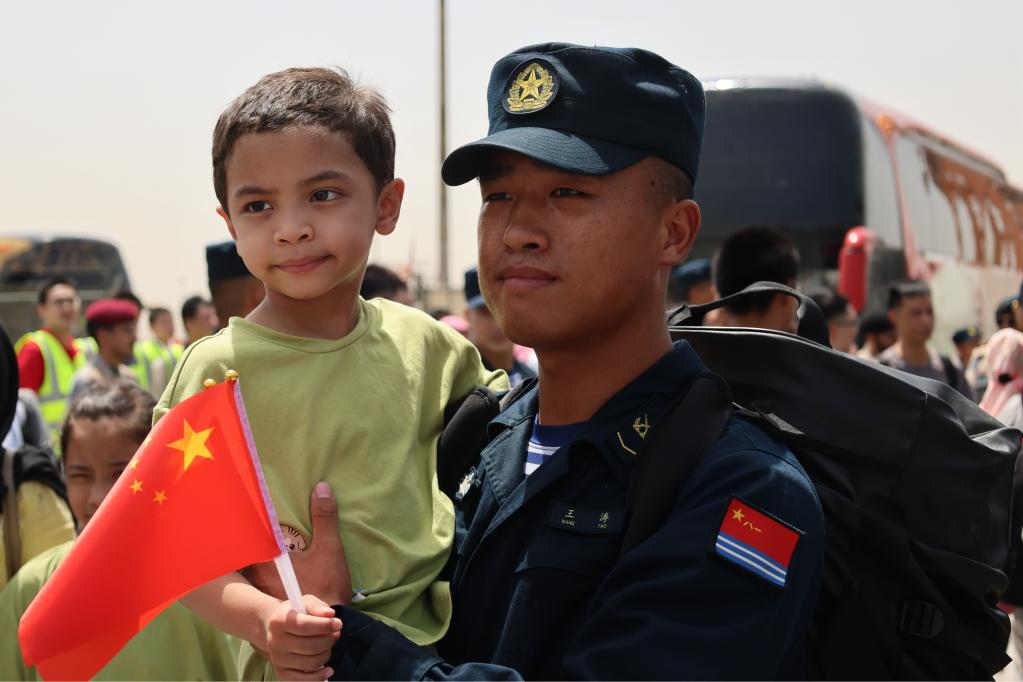 新华时评：危急关头，“中国护照”带你回家