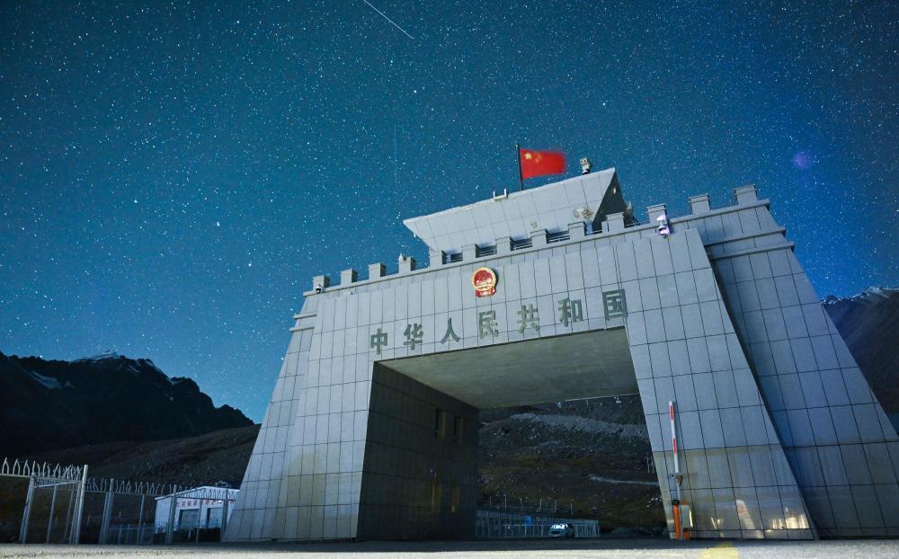 迈向更加光明的未来——各界群众欢度国庆