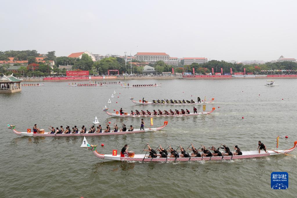 福建廈門：兩岸一家過端午 百年學(xué)村賽龍舟