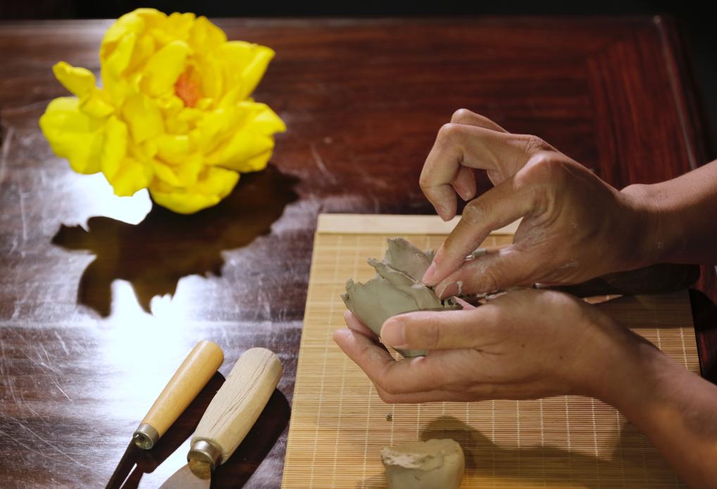 香港陶艺家：巧手捏得牡丹开