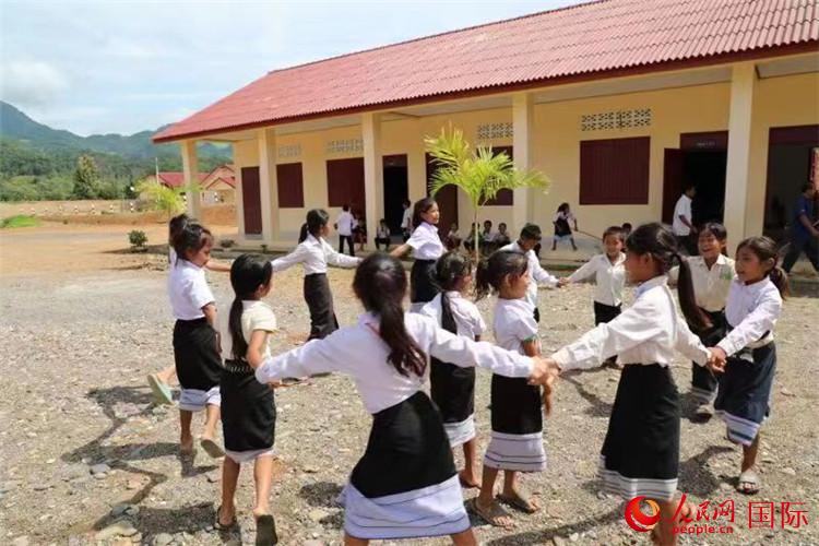 中老铁路搬迁安居村小学生：我想坐火车去中国