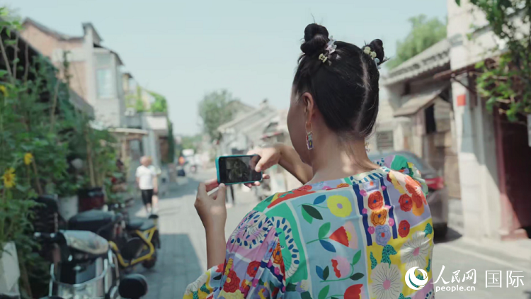 胡同里的外国艺术家：为北京画一本“纪念册”