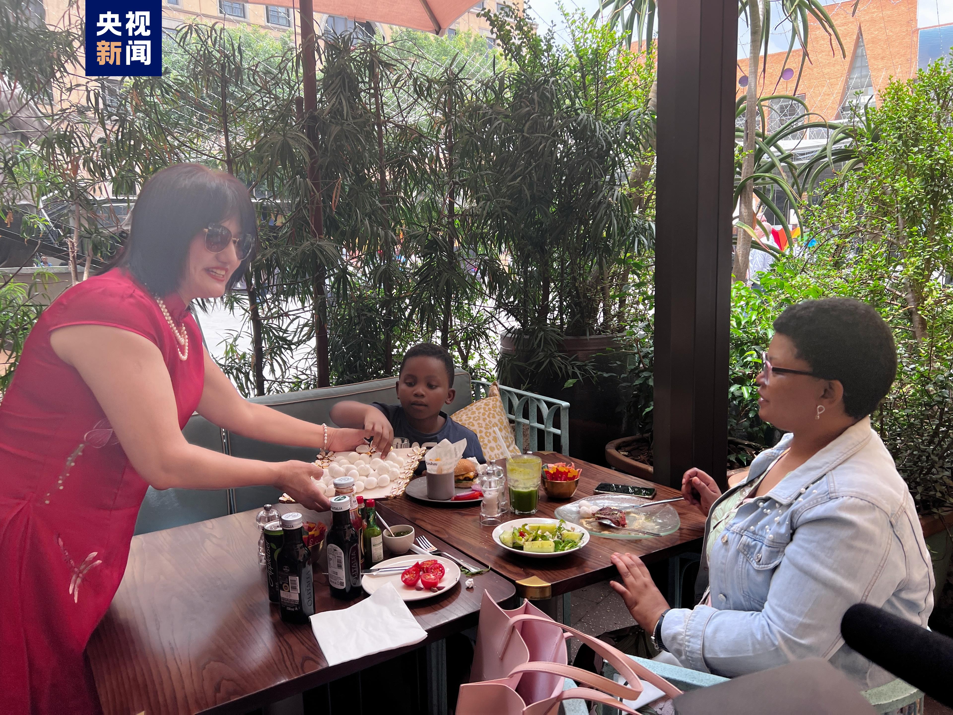 总台元宵晚会宣传片亮相南非曼德拉广场