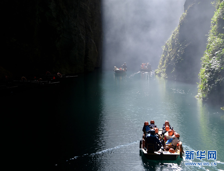 新春旅游热 屏山峡谷美景醉游人