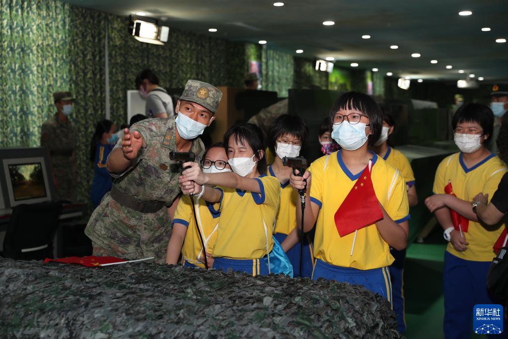 爱国爱澳的“种子”在这里播撒——澳门小学生在驻澳部队过儿童节 爱国爱澳的“种子”在这里播撒——澳门小学生在驻澳部队过儿童节