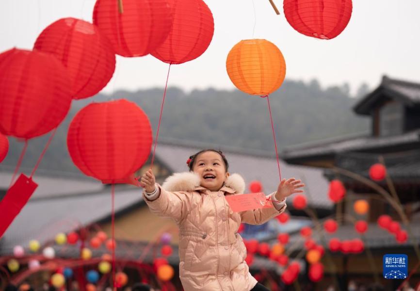 2月1日，一名小朋友在江西省新余市仙女湖區(qū)寬心小鎮(zhèn)宋韻民俗主題燈會(huì)上玩耍。新華社發(fā)（趙春亮 攝）