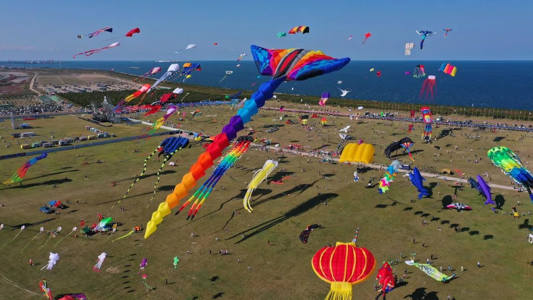 潍坊风筝花式整活 万物皆可“上天”！