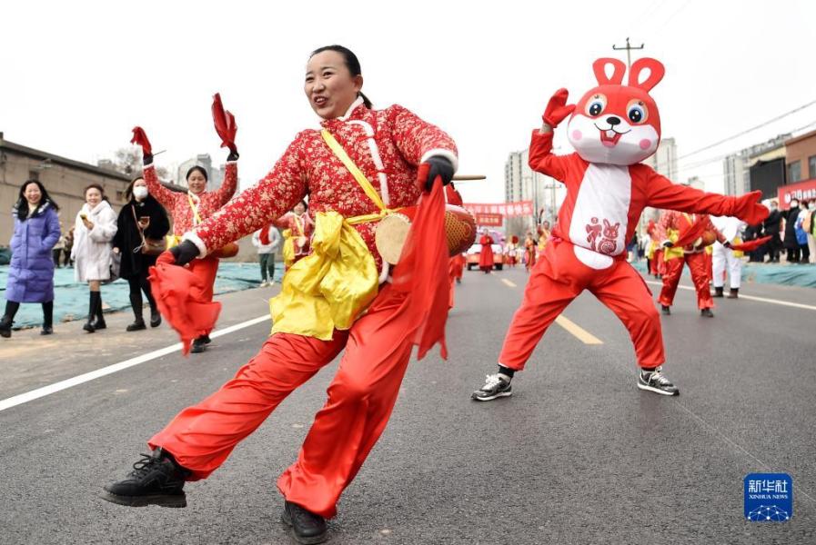 2月2日，女子腰鼓隊(duì)在河北省石家莊市井陘礦區(qū)舉行的民間花會(huì)展演活動(dòng)中進(jìn)行踩街表演。新華社發(fā)（張曉峰 攝）