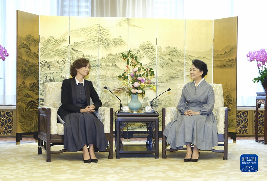 彭丽媛出席2023年联合国教科文组织女童和妇女教育奖颁奖仪式