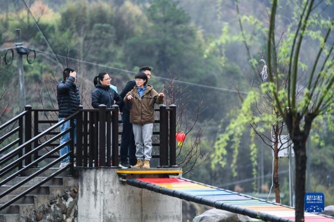 3月17日，陳萍梅（右一）在位于清涼峰鎮(zhèn)頰口村的家庭農(nóng)場里給游客介紹農(nóng)場的情況。

新華社記者 徐昱 攝