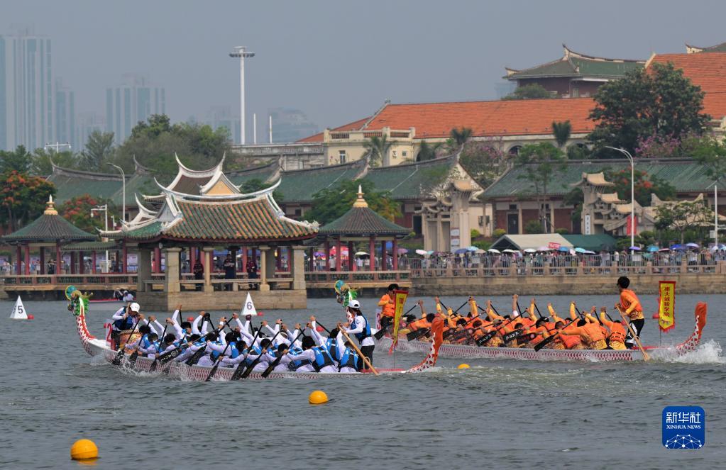 福建廈門：兩岸一家過端午 百年學(xué)村賽龍舟