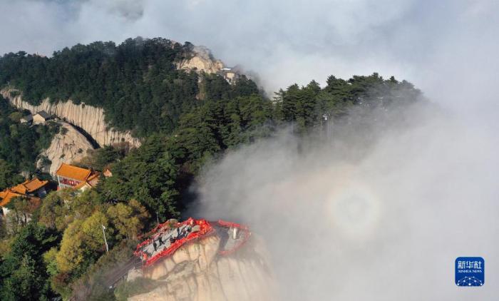 4月28日，游人在華山南峰頂游覽（無(wú)人機(jī)照片）。