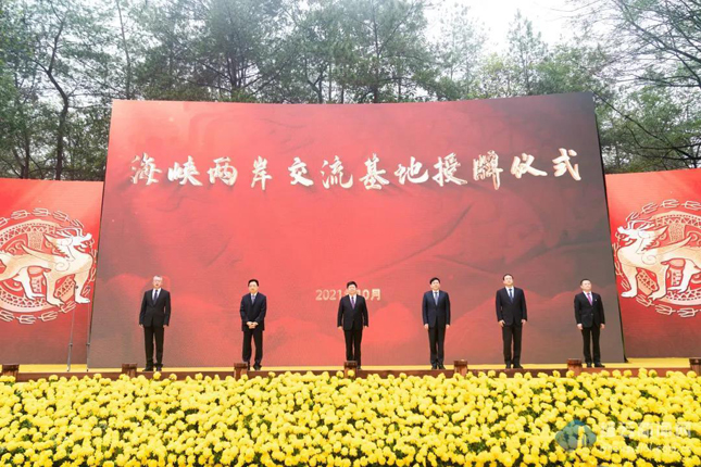 穿越了海峡，两岸从来是一家