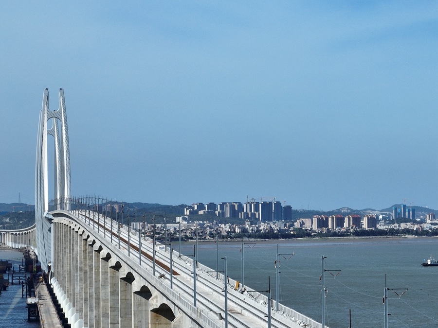 國(guó)內(nèi)首座跨海高速鐵路橋泉州灣跨海大橋無砟軌道施工完成