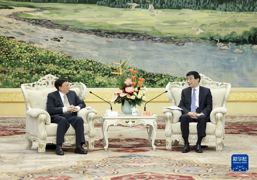 王沪宁会见两岸企业家峰会台湾方面理事长刘兆玄一行