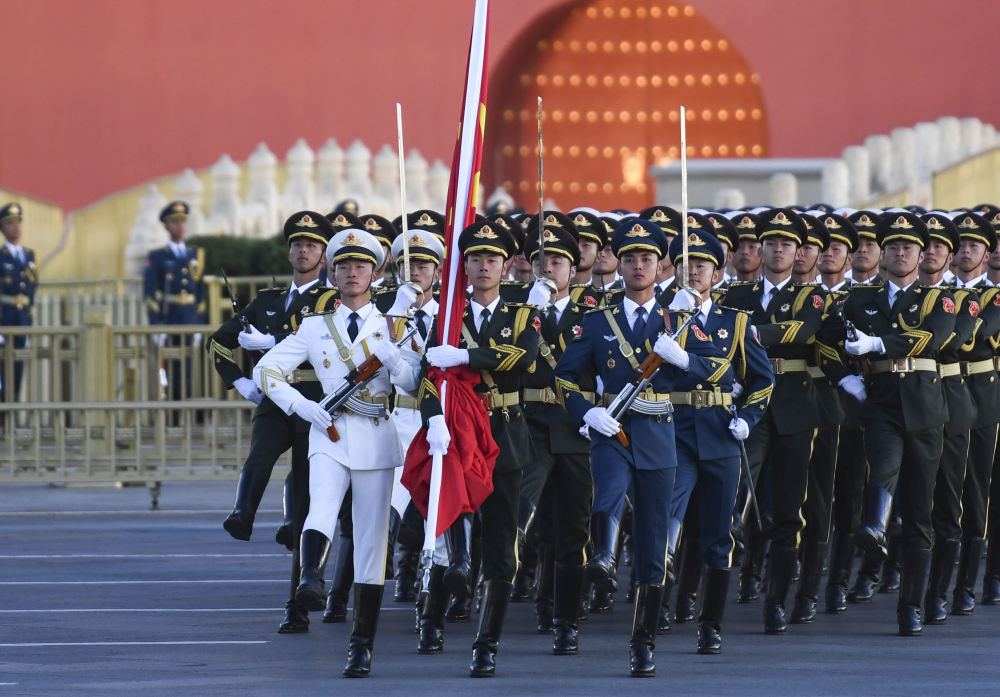 迈向更加光明的未来——各界群众欢度国庆