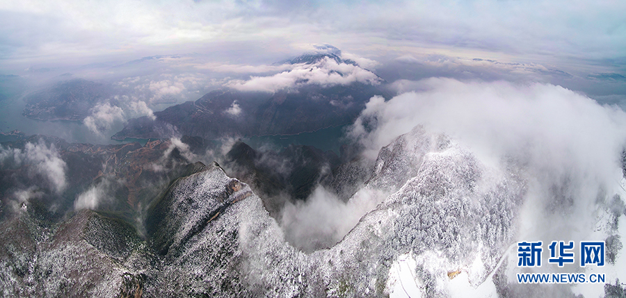 長江三峽迎春雪 綠水青山換雪裝