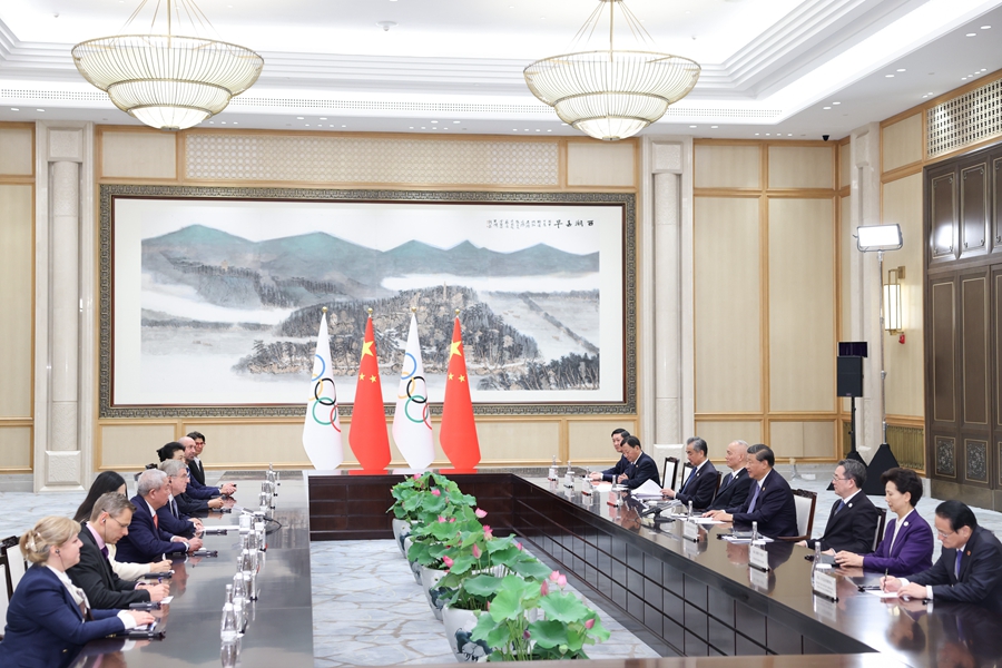 习近平会见国际奥林匹克委员会主席巴赫