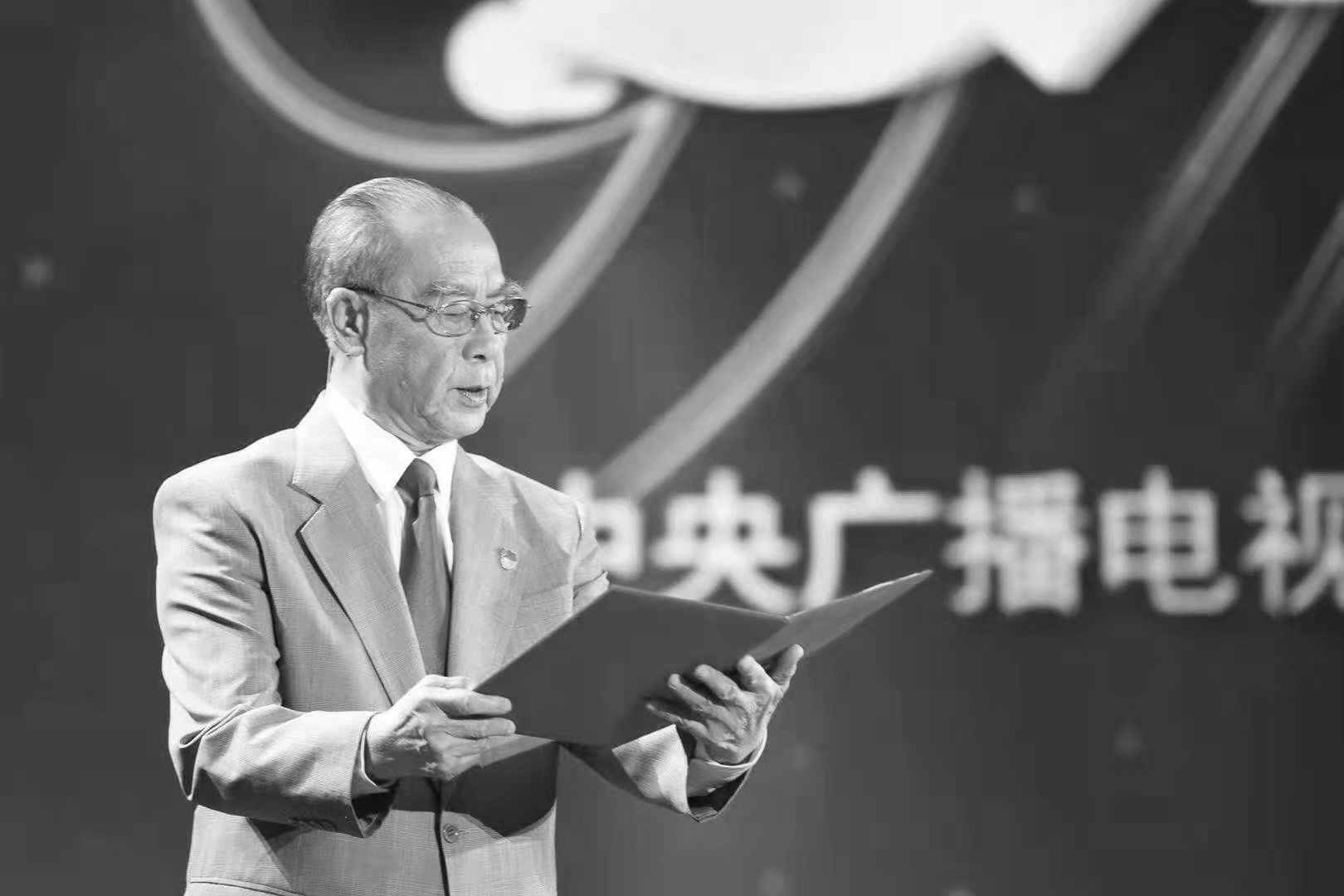 缅怀！著名播音员方明去世