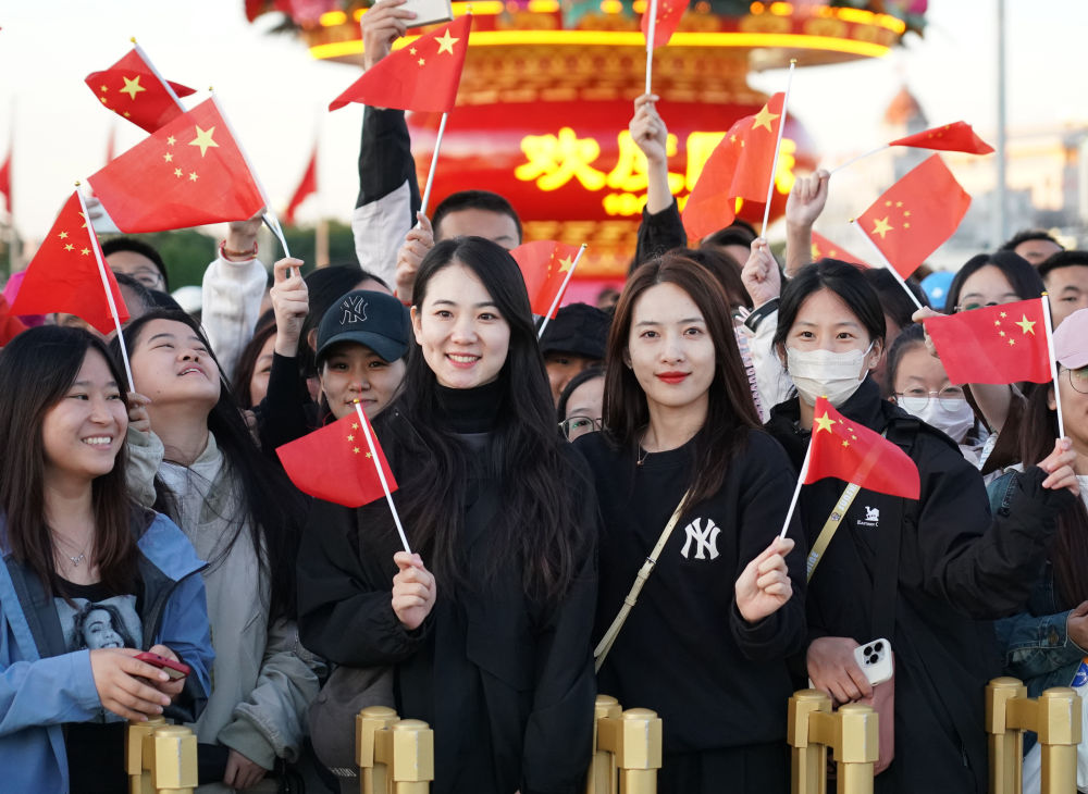 迈向更加光明的未来——各界群众欢度国庆