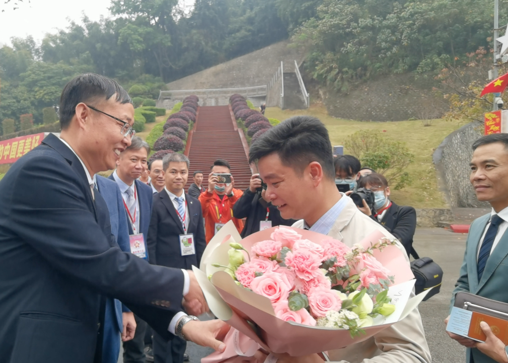 “感受到了开放包容的中国”——入境政策调整后各地边检口岸见闻