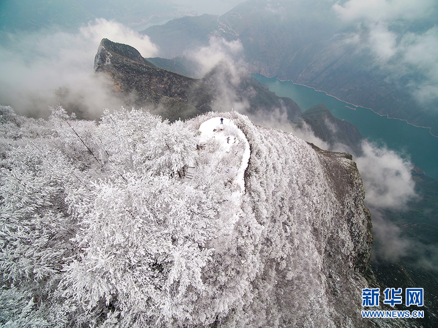 長江三峽迎春雪 綠水青山換雪裝