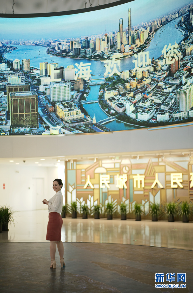 国际青年代表在上海城市规划展示馆感受城市发展脉络
