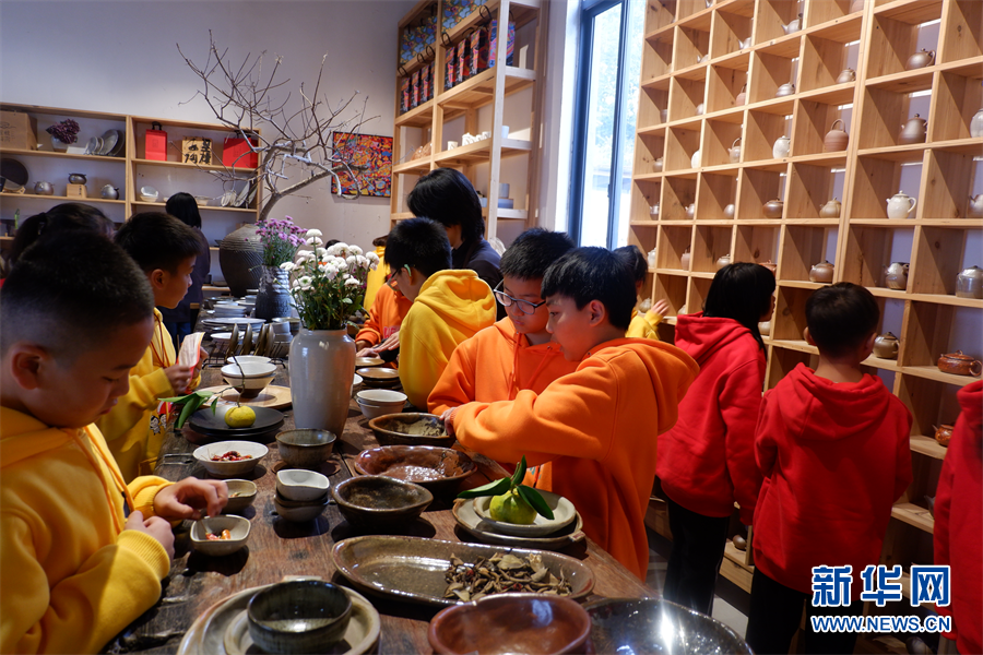 海岛陶艺人：“活着的泥料”会“唱歌”