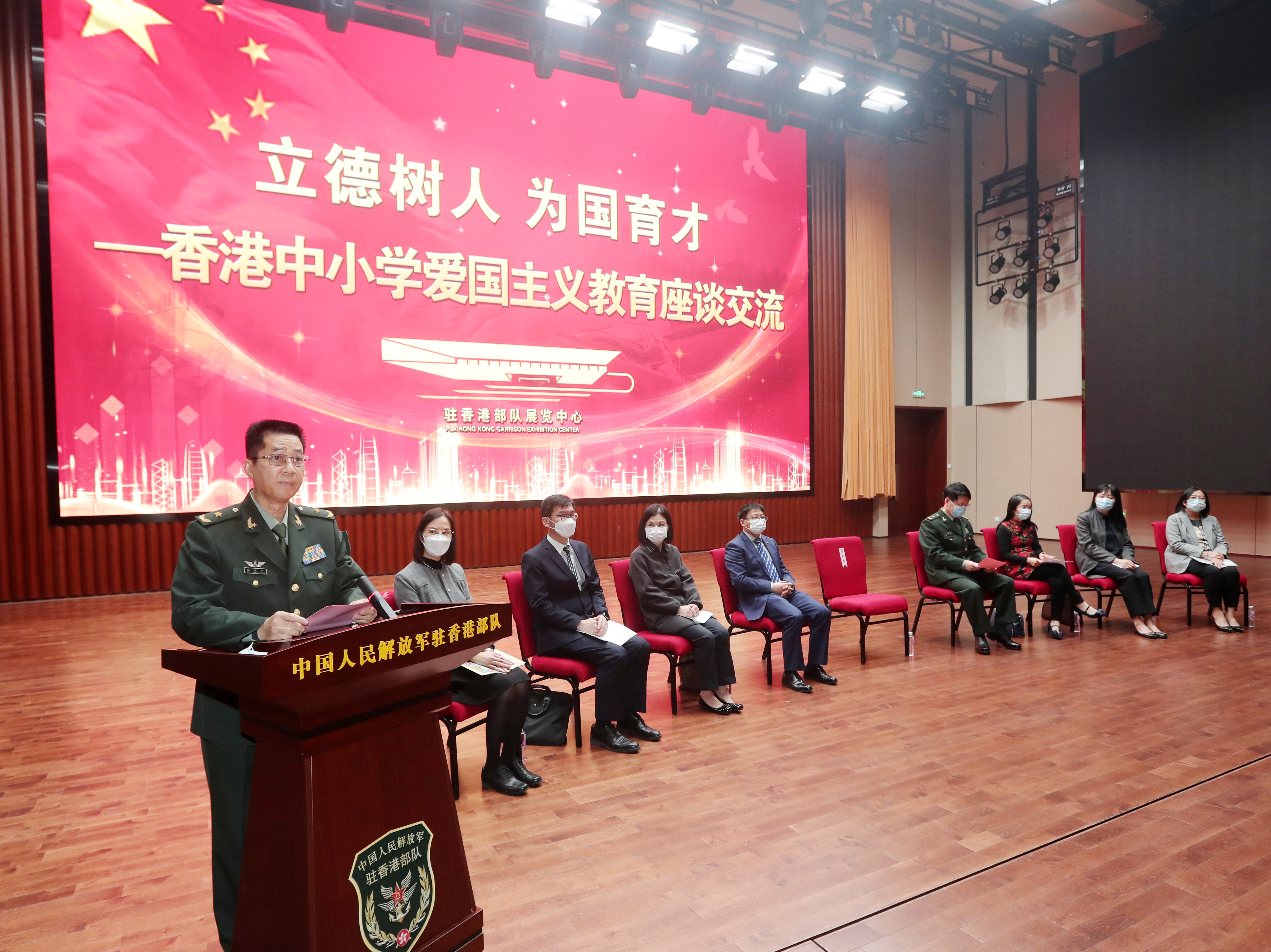 香港中小学校长：参观驻香港部队展览中心 是生动的爱国主义教育课