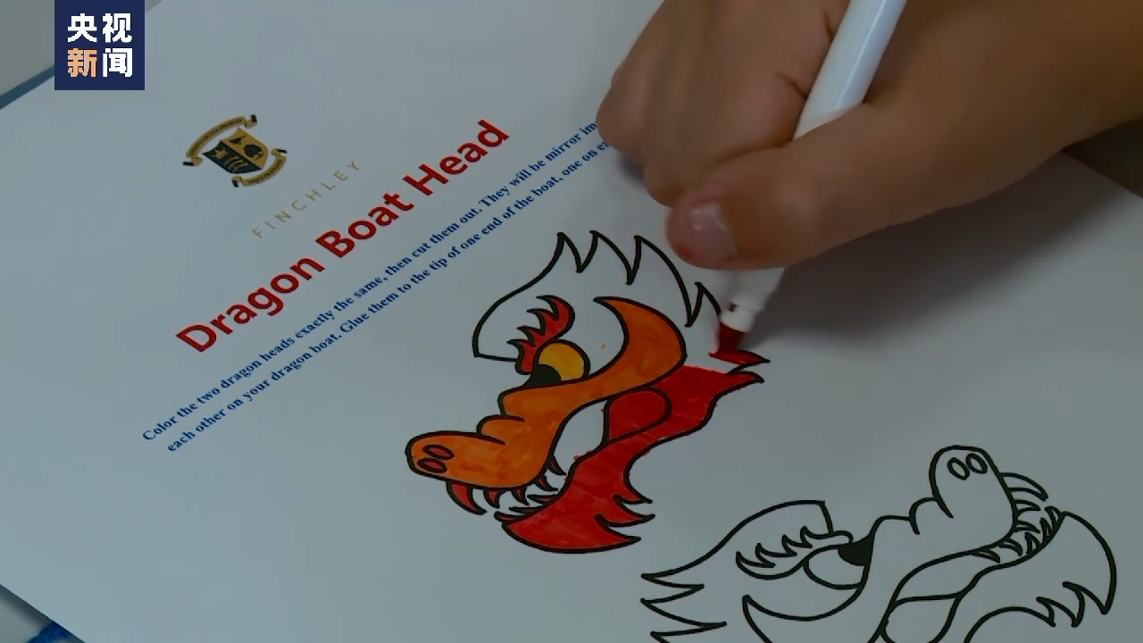 寓教于乐 英国学生中文课上体验端午文化