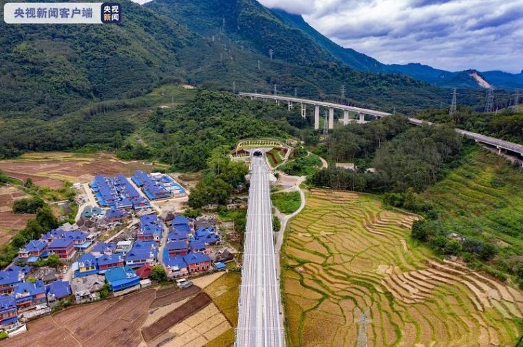 中老铁路全线铺轨完成  首批2班列车名称率先亮相