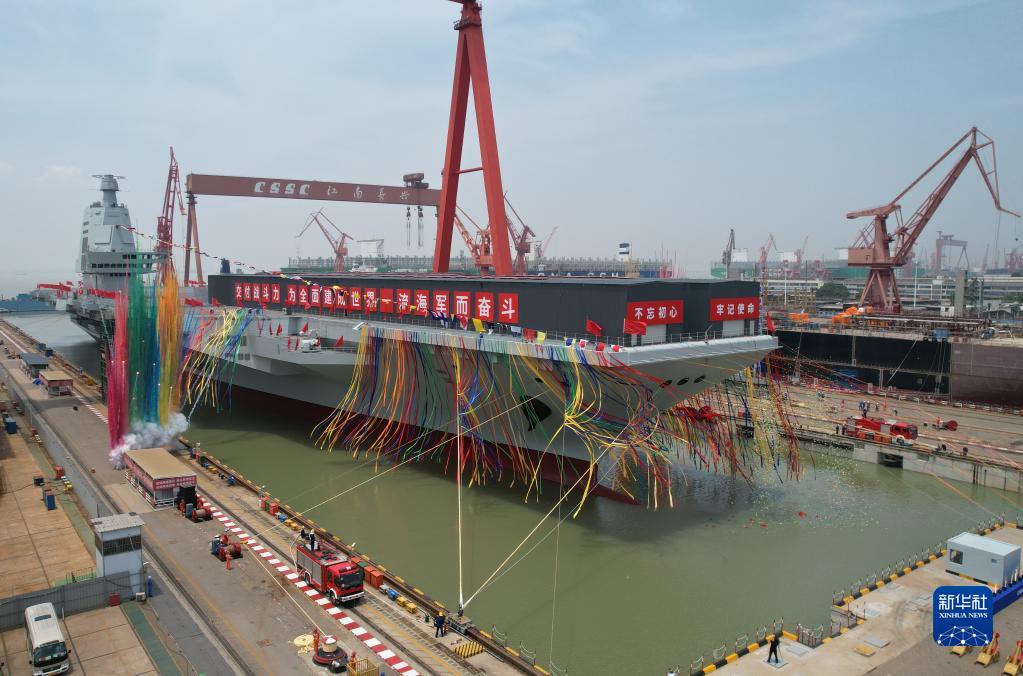 中国第三艘航空母舰下水命名 许其亮出席下水命名仪式