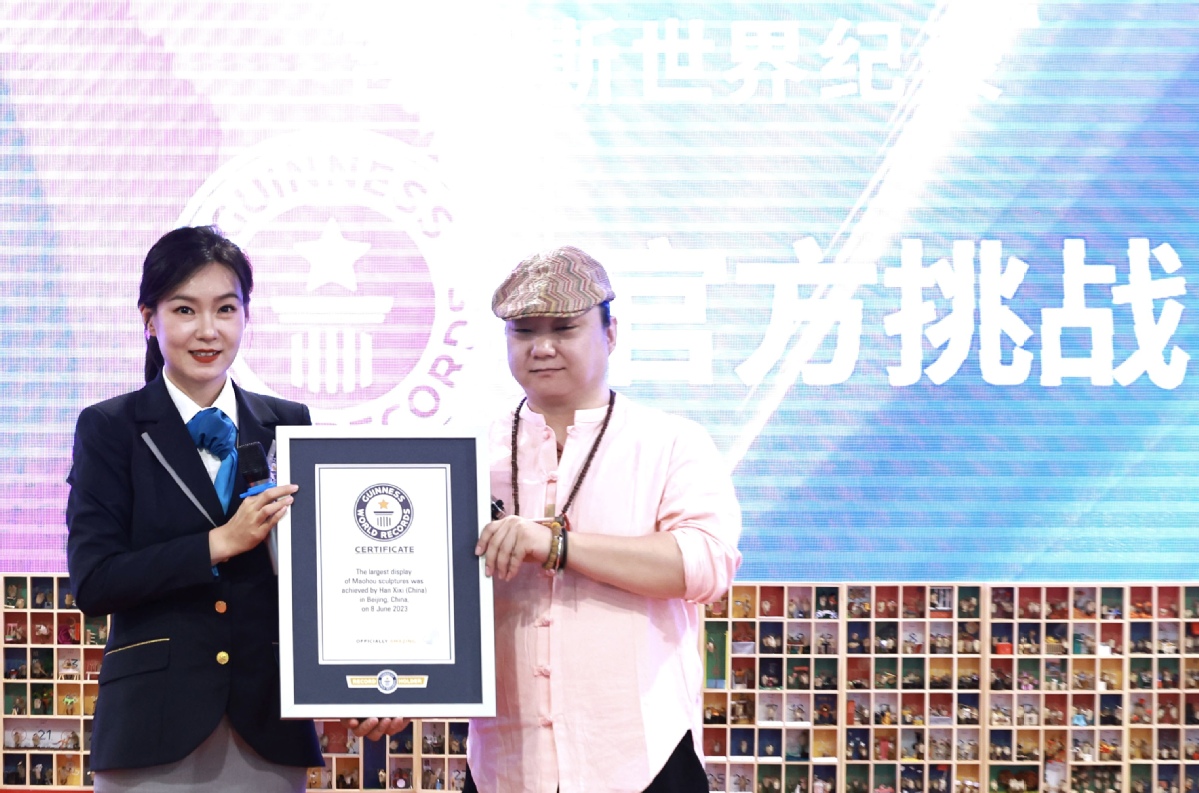 北京手工艺人制作1111件毛猴创吉尼斯世界纪录