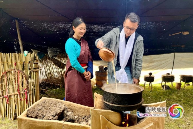 藏族同胞教臺(tái)灣青年煮奶茶（攝影：霍建陽）