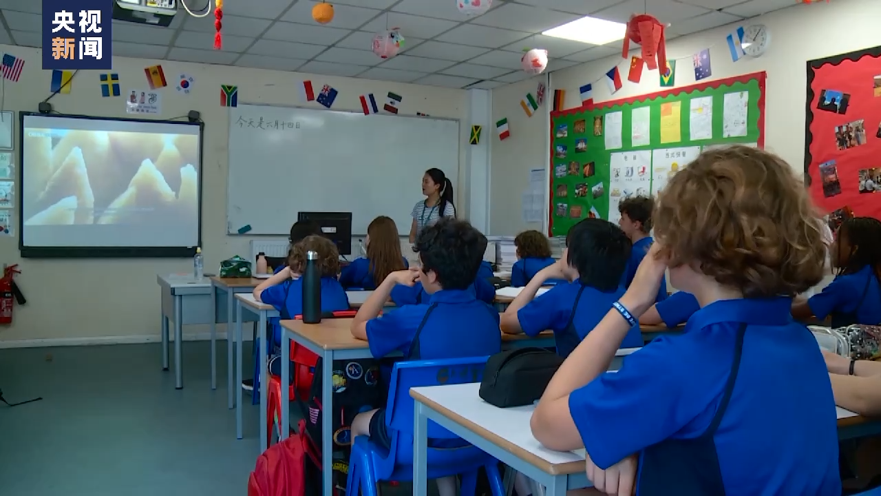 寓教于乐 英国学生中文课上体验端午文化