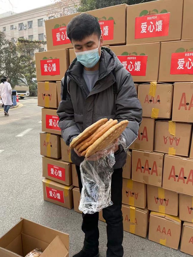 倾“馕”相助 新疆小伙儿跨越3400公里送来抗疫问候