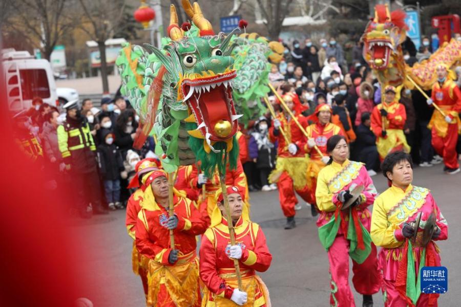 2月2日，龍鼓方陣演員在河北省石家莊市井陘礦區(qū)舉辦的民間花會(huì)展演活動(dòng)中進(jìn)行踩街巡演?！⌒氯A社發(fā)（梁子棟 攝）