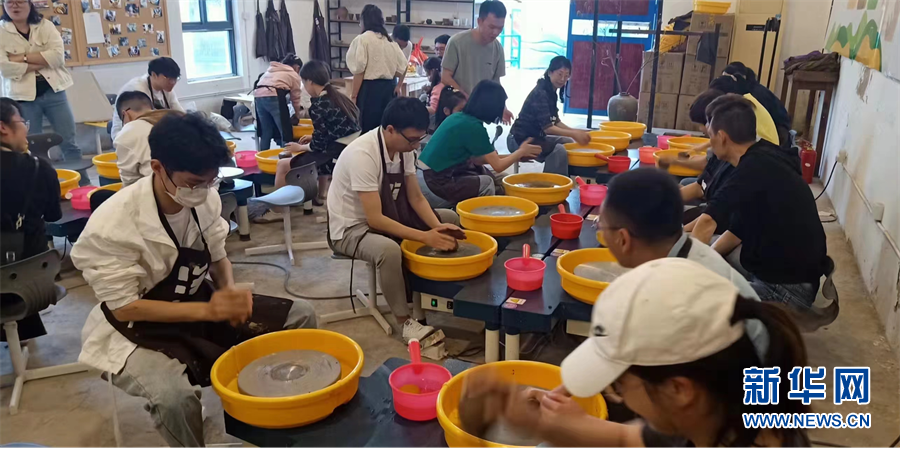 海岛陶艺人：“活着的泥料”会“唱歌”