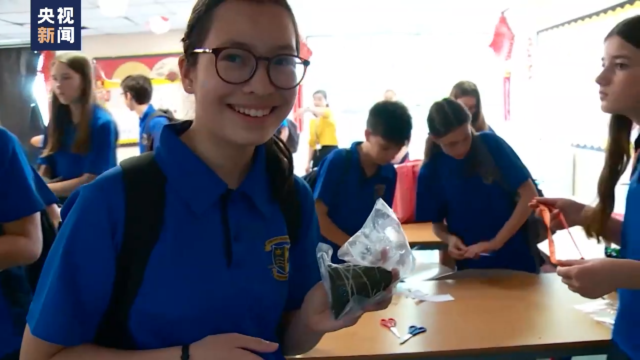 寓教于乐 英国学生中文课上体验端午文化