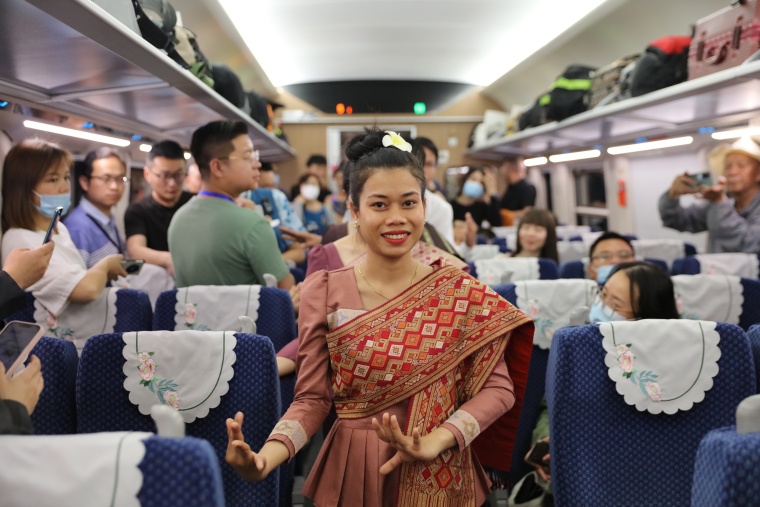 10小时30分直达老挝！中老铁路开通国际旅客列车