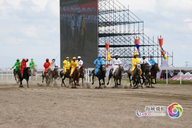 參賽選手策馬揚(yáng)鞭，你追我趕 （攝影：王毅）