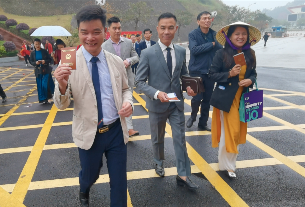 “感受到了开放包容的中国”——入境政策调整后各地边检口岸见闻