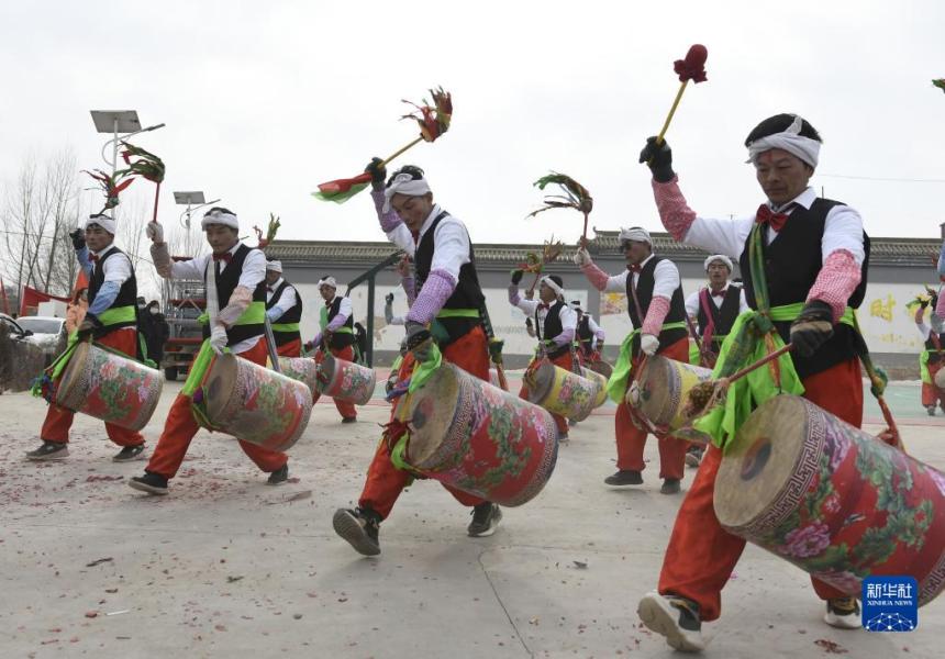 2月1日，鄉(xiāng)村秧歌隊(duì)在甘肅省臨夏回族自治州積石山保安族東鄉(xiāng)族撒拉族自治縣表演秧歌節(jié)目“太平鼓”。新華社發(fā)（史有東 攝）