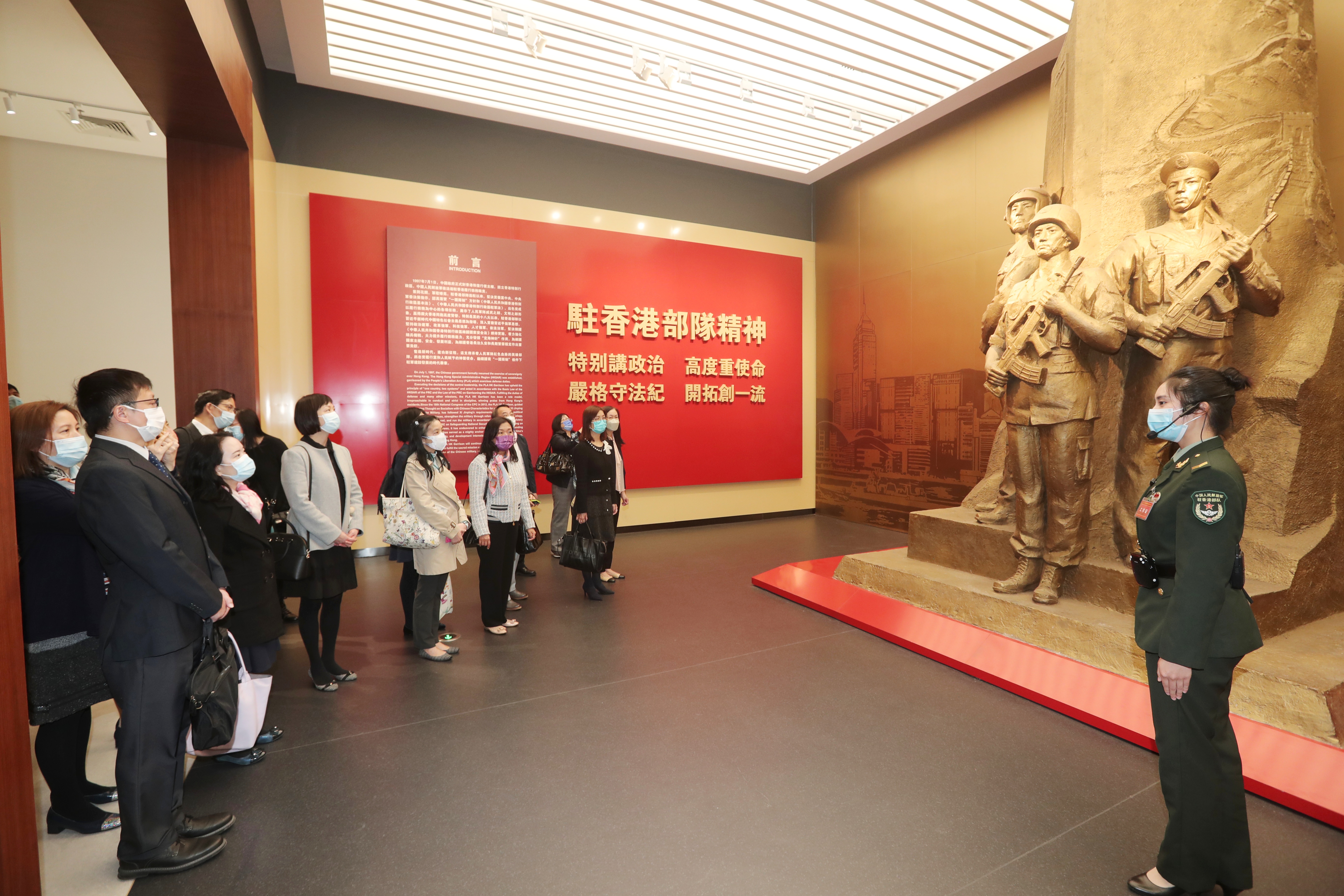 香港中小学校长：参观驻香港部队展览中心 是生动的爱国主义教育课