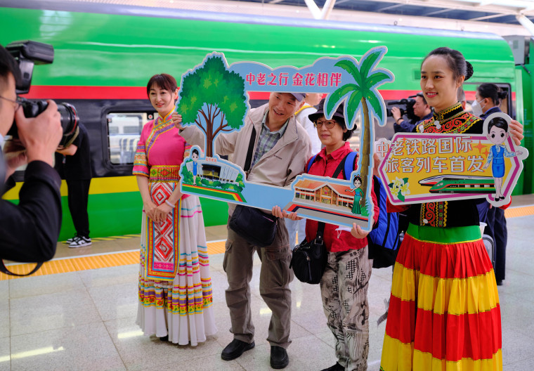 10小时30分直达老挝！中老铁路开通国际旅客列车